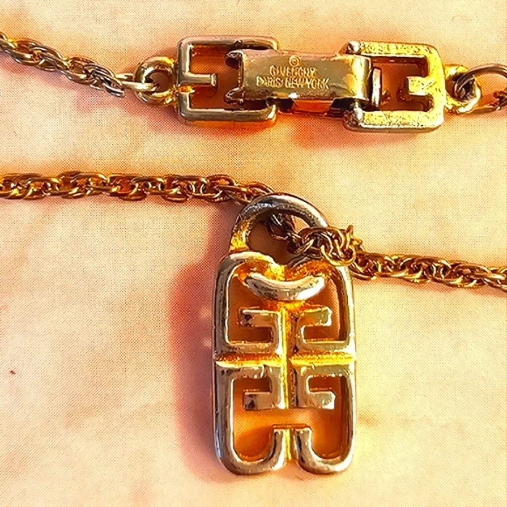 ✨️Givenchy 4G Logo Pendant Vintage Gold Tone Rope Chain Necklace✨️